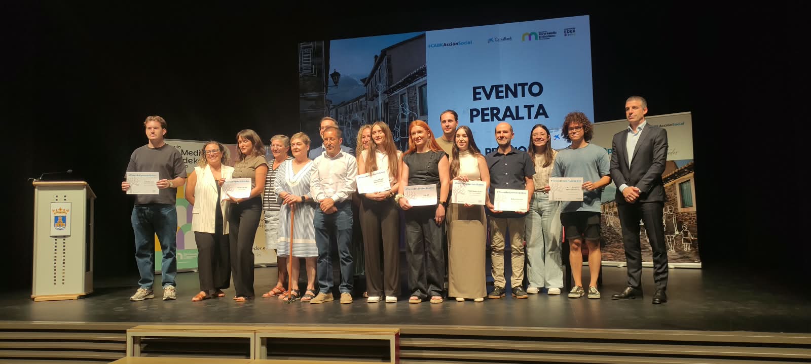 Premiados de Tierra de Oportunidades y representantes de CaixaBank, Consorcio Eder y Consorcio de Zona Media en Navarra