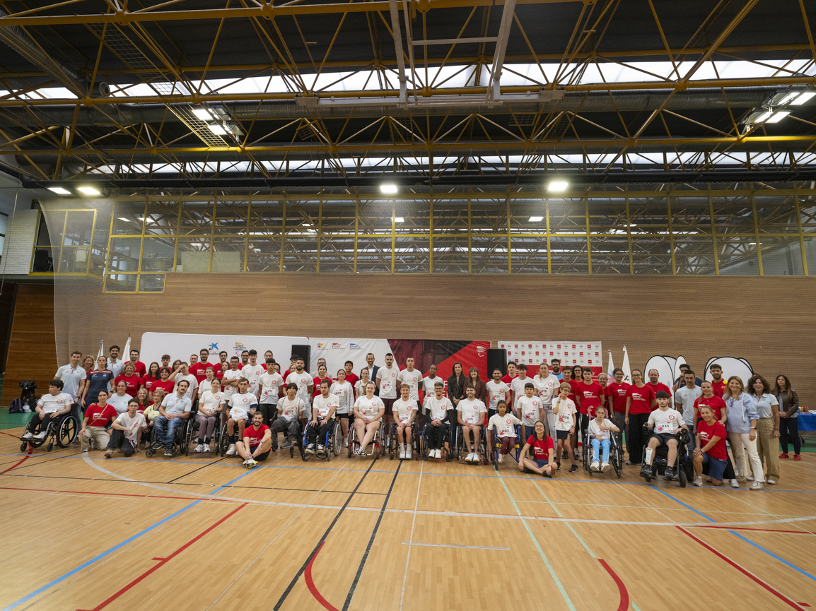 Los participantes, de entre 10 y 28 años y con discapacidad física, visual o parálisis cerebral, han disfrutado de una jornada orientada a acercarlos a diferentes disciplinas deportivas.