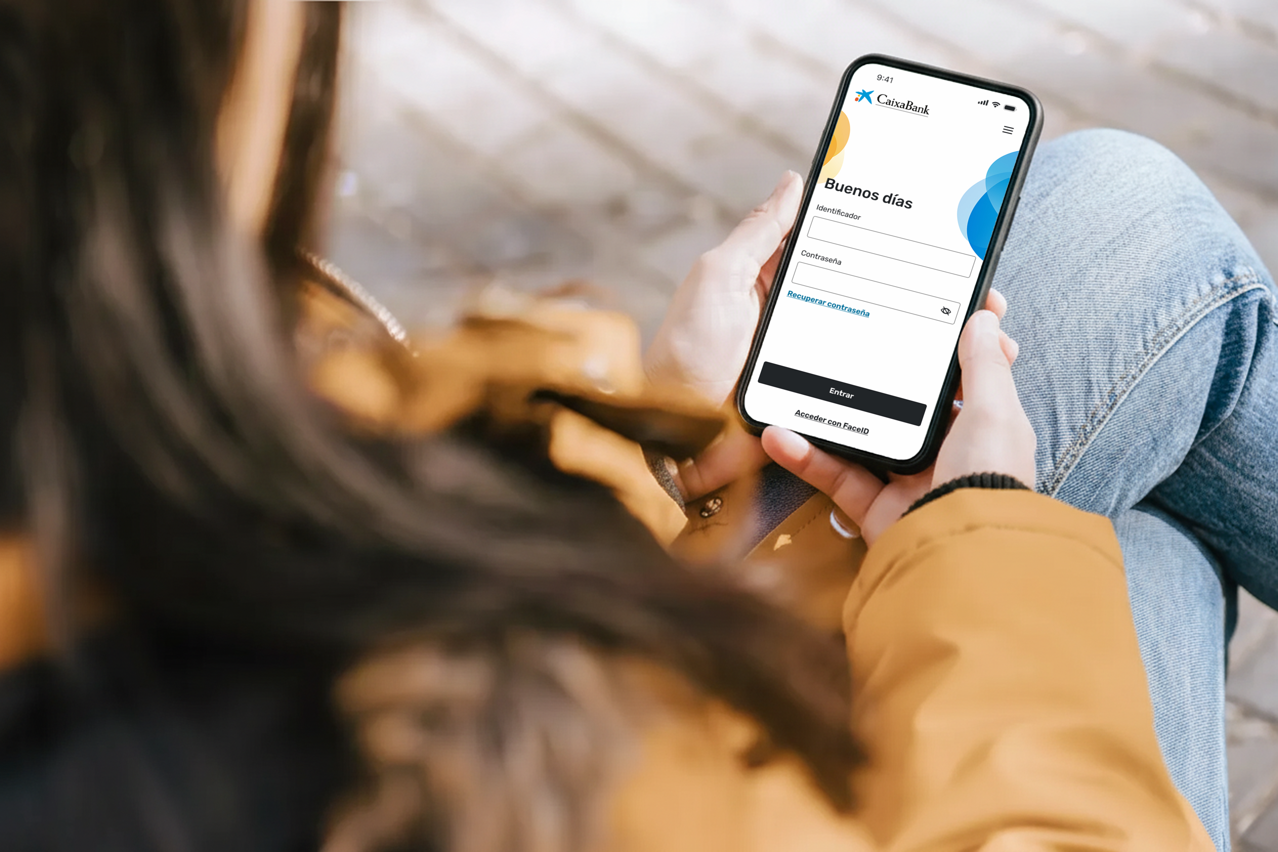 Una mujer accede a la app móvil de CaixaBank.