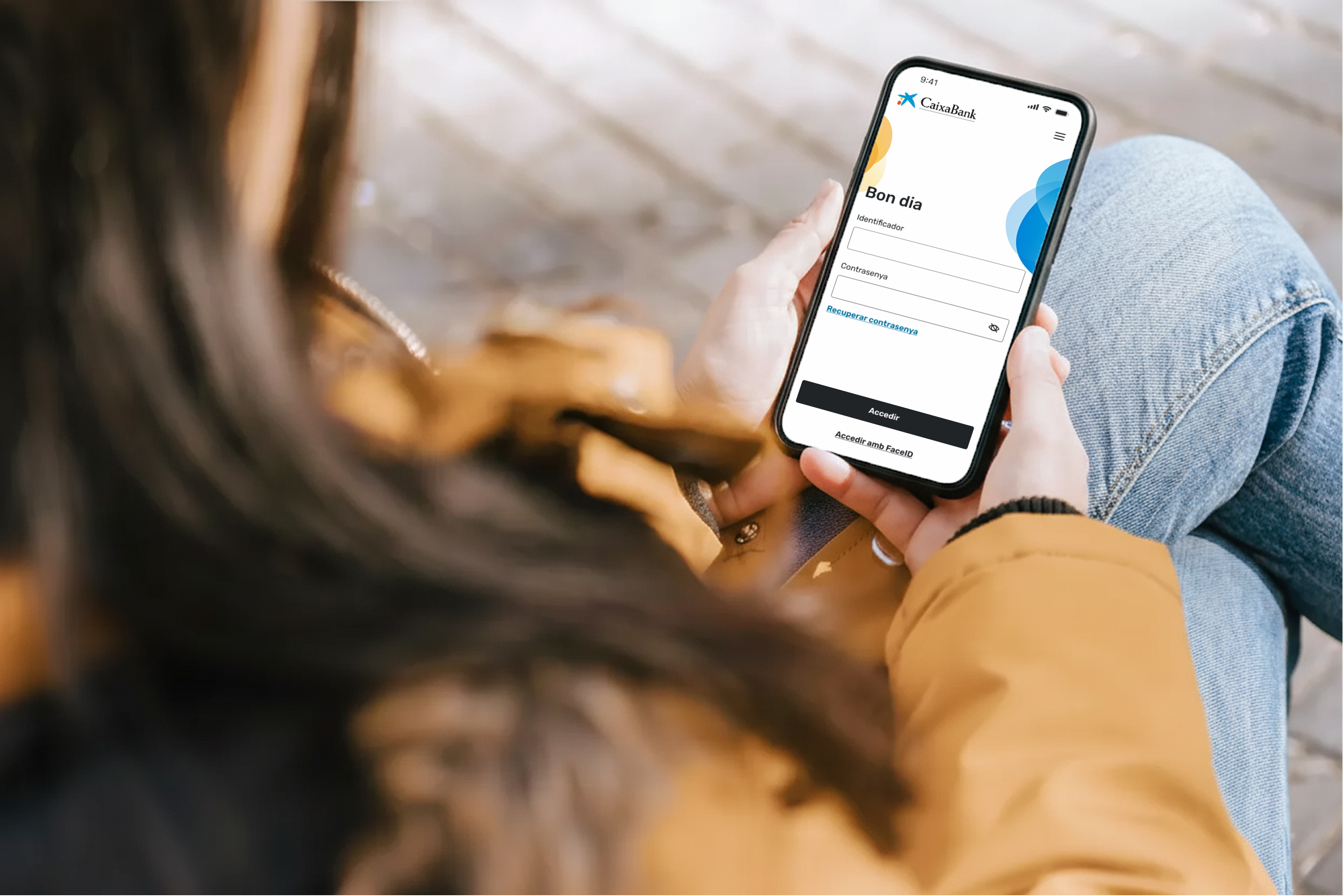 Una dona utilitza l’app mòbil de CaixaBank.