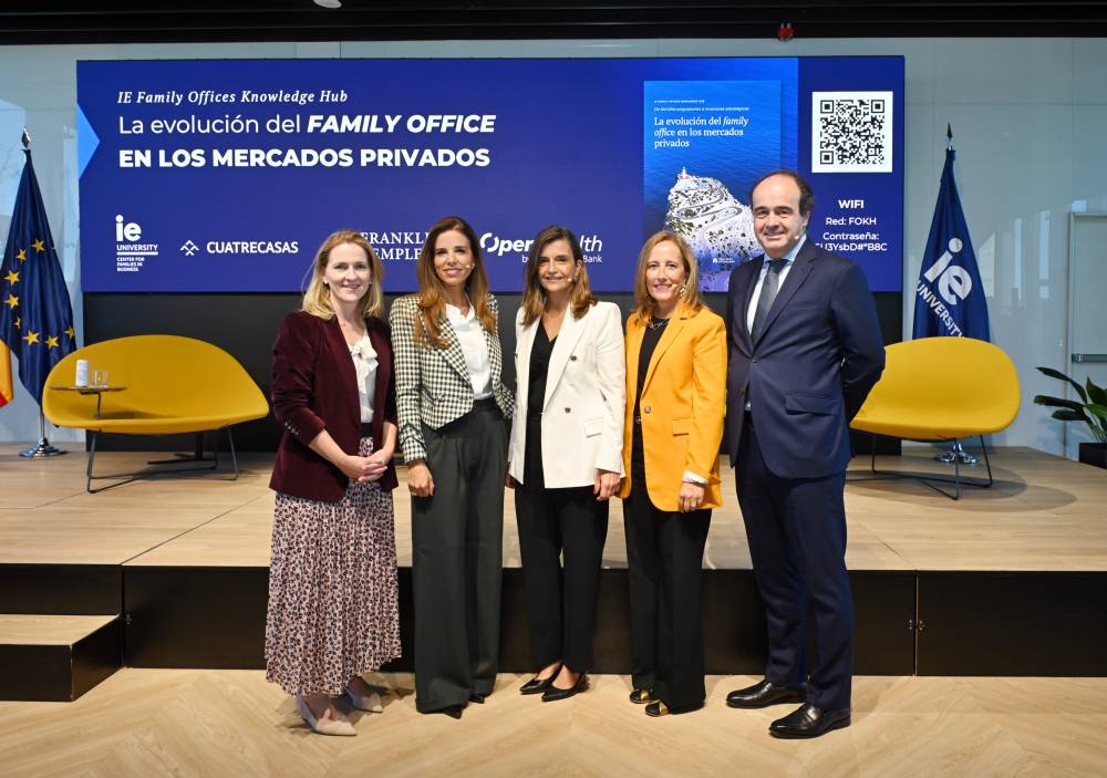 D’esquerra a dreta, Nancy Cueto, vicepresidenta adjunta de l’IE Foundation; Ana Álvarez, Head of Sales Iberia de Franklin Templeton; Cristina Cruz, directora de l’IE Center for Families in Business; Marta Alonso, directora general d’Openwealth (Grup CaixaBank) i Carlos Ferrer, soci de Cuatrecasas