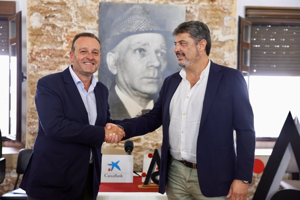 Representantes de CaixaBank y de la Asociación de Autores del Carnaval de Cádiz durante la presentación de la segunda temporada del pódcast El Carnaval Jamás Cantado. Un autor, una época.