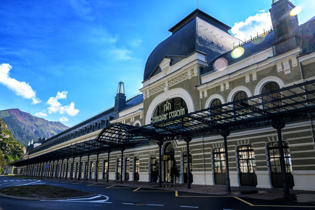 Façana de Canfranc Estación, un dels hotels singulars d'Espanya ubicat en una antiga estació de tren a Canfranc, Osca.
