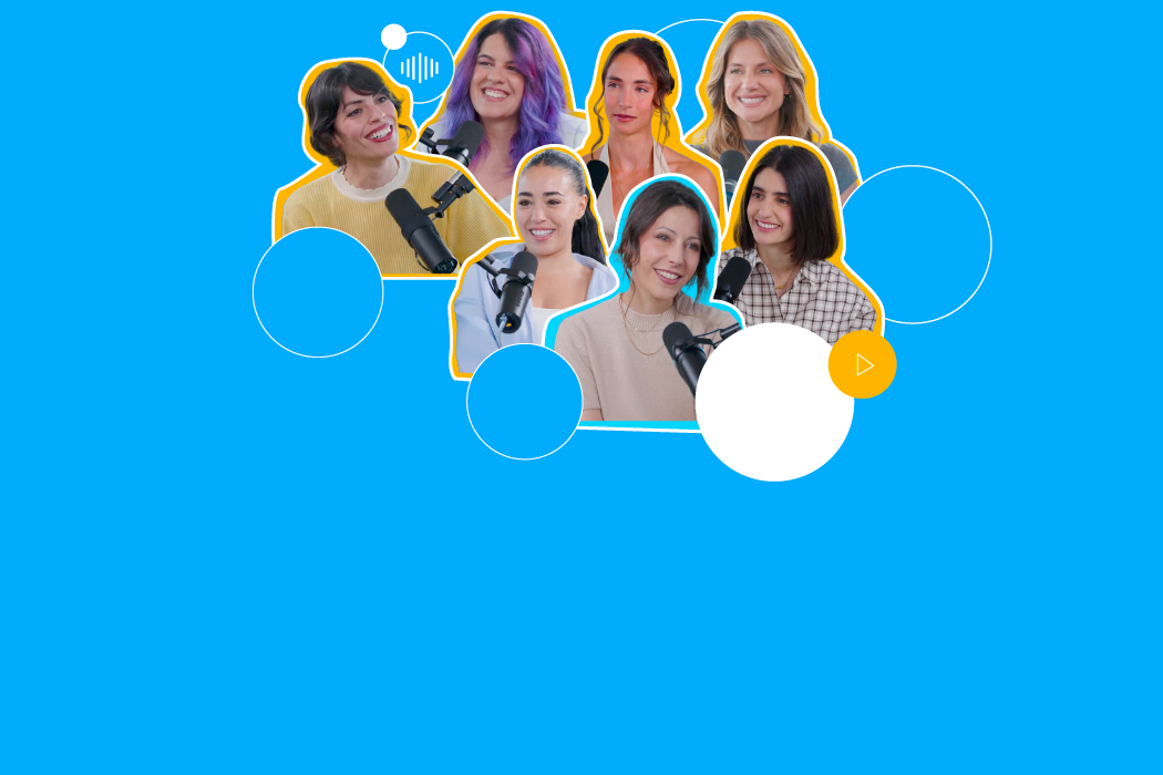 Collage de varias personas en un estudio de podcast con micrófonos, sobre fondo azul con elementos gráficos de audio y reproducción.