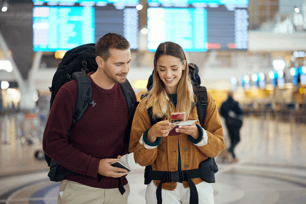 Pareja viajando mira el móvil