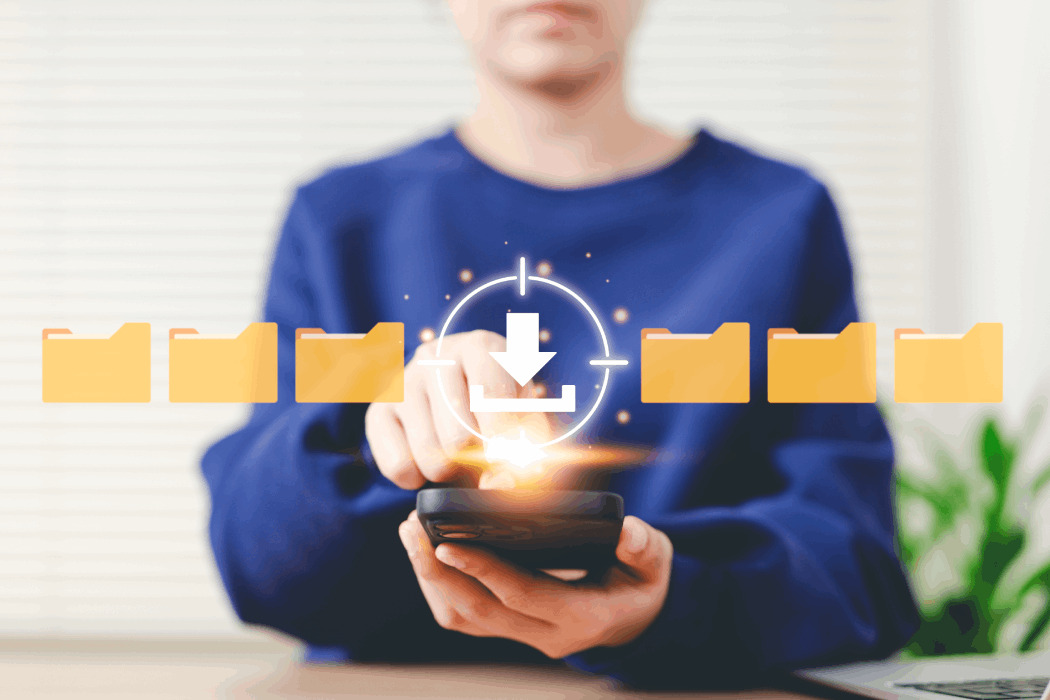 Dona jove consulta el mòbil en un despatx