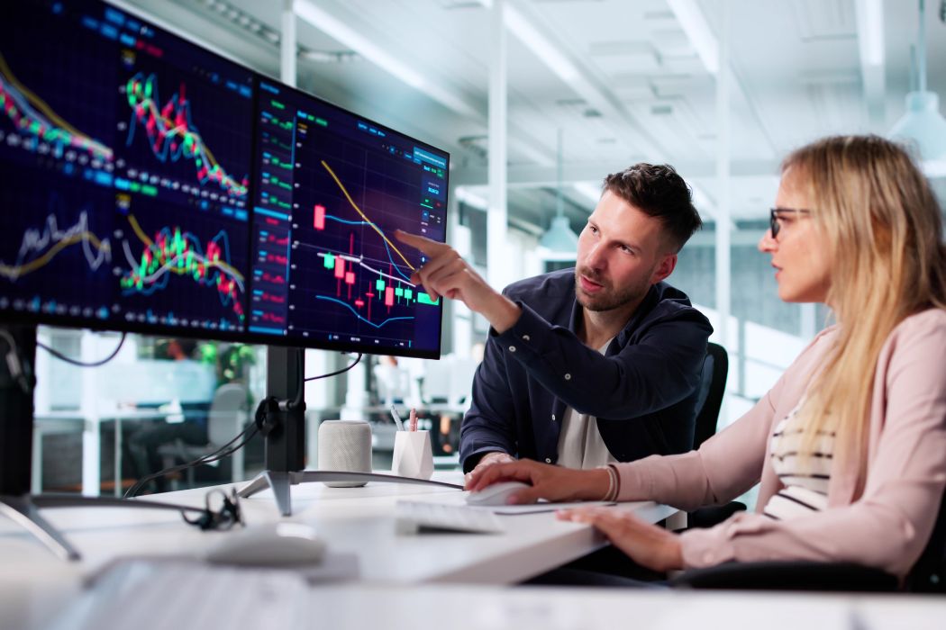 Inversor en bolsa analiza la oportunidad de ganancias a través de gráficos en su ordenador