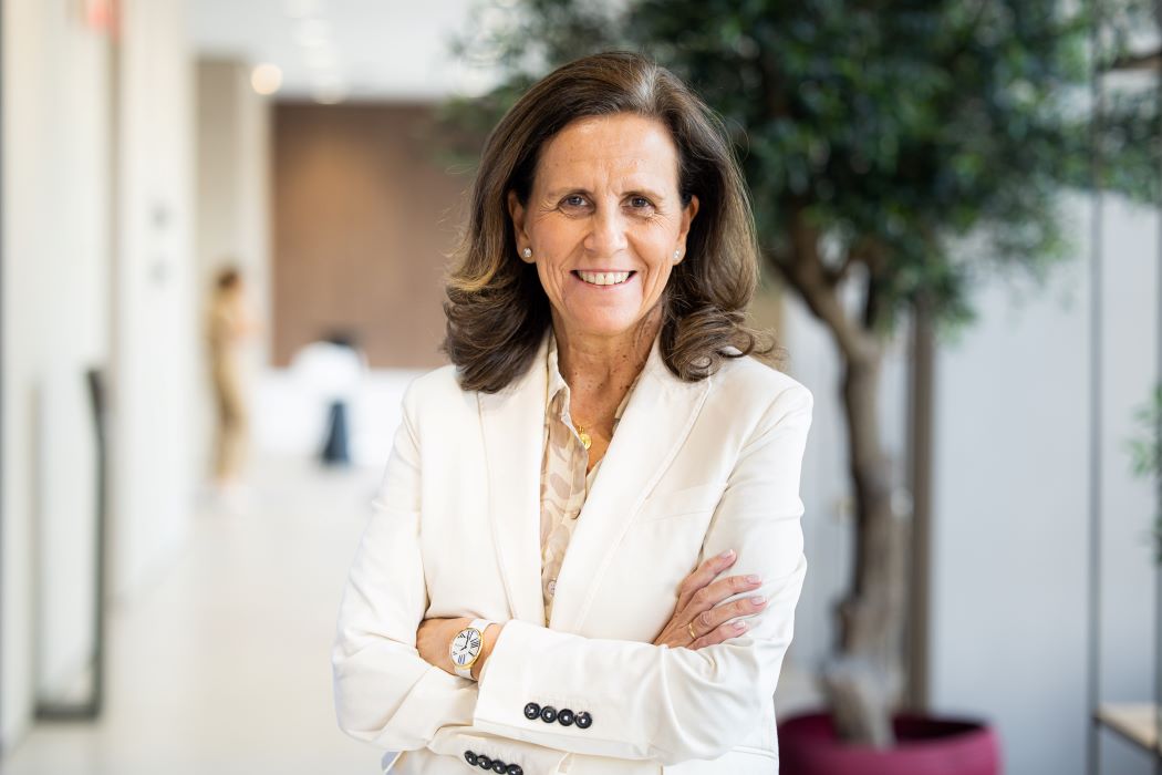 Sofía Osborne, presidenta de Grupo Osborne, posando con los brazos cruzados