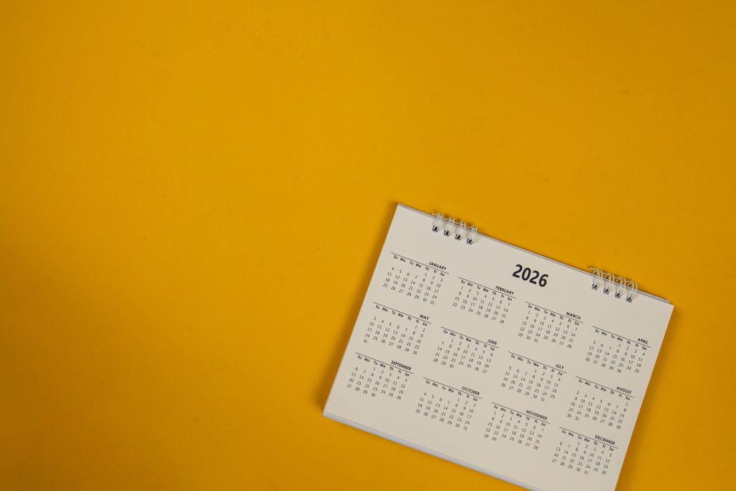 Calendari de 2026 sobre un fons ataronjat