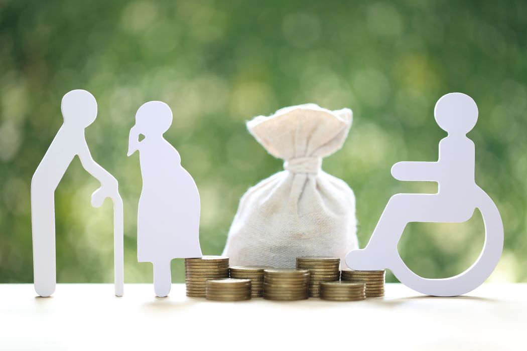 Imatge de diverses persones podent tenir accés a serveis bancaris. 