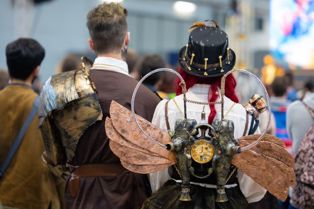 Una parella de cosplayers camina d’esquena en un esdeveniment