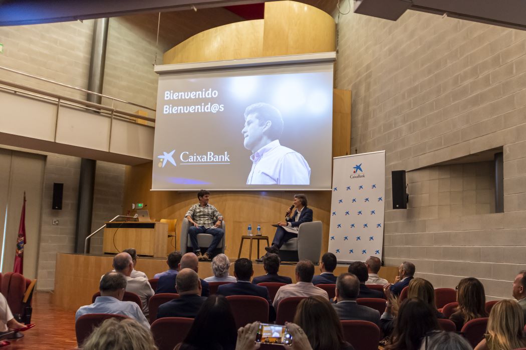 Imagen de Duda dirigiéndose a los equipos de CaixaBank en el acto que tuvo lugar en Cartagena 
