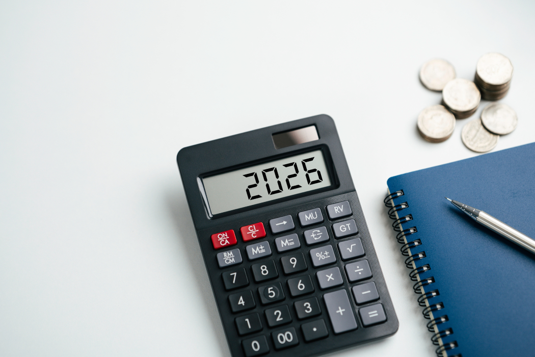 Calculadora amb el número de l’any 2026 envoltada de monedes i bitllets d’euro
