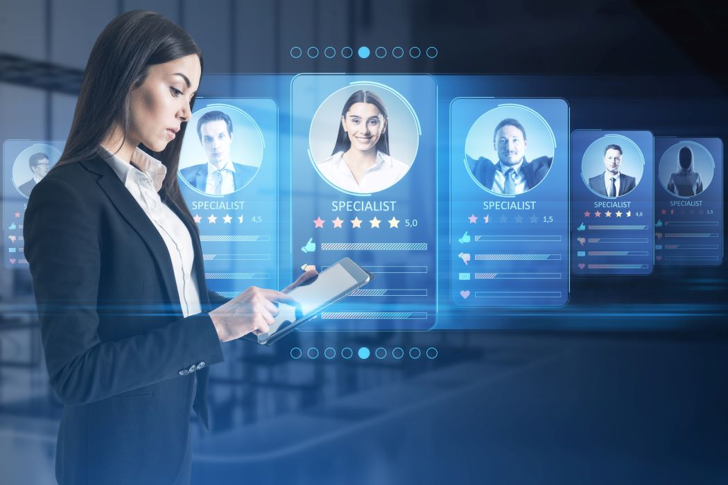 Dona de recursos humans busca un perfil qualificat per a una feina.