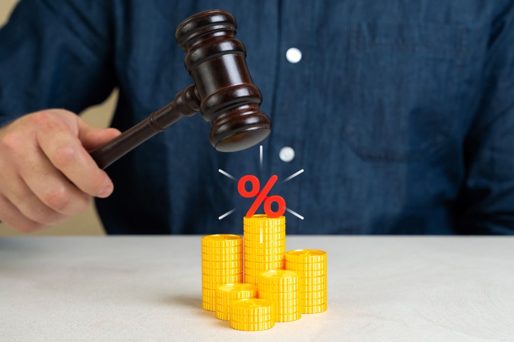 Martell judicial sobre monedes daurades amb símbol de percentatge. Concepte d’impostos i fiscalitat