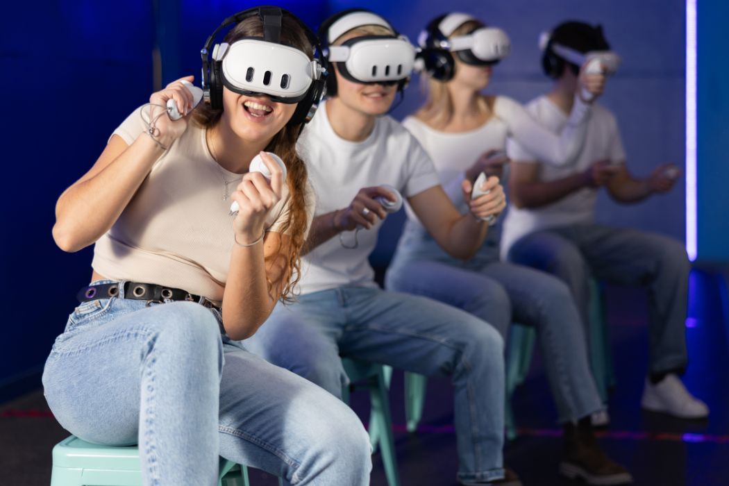 Un grupo de jóvenes juegan juntos a un videojuego de realidad virtual