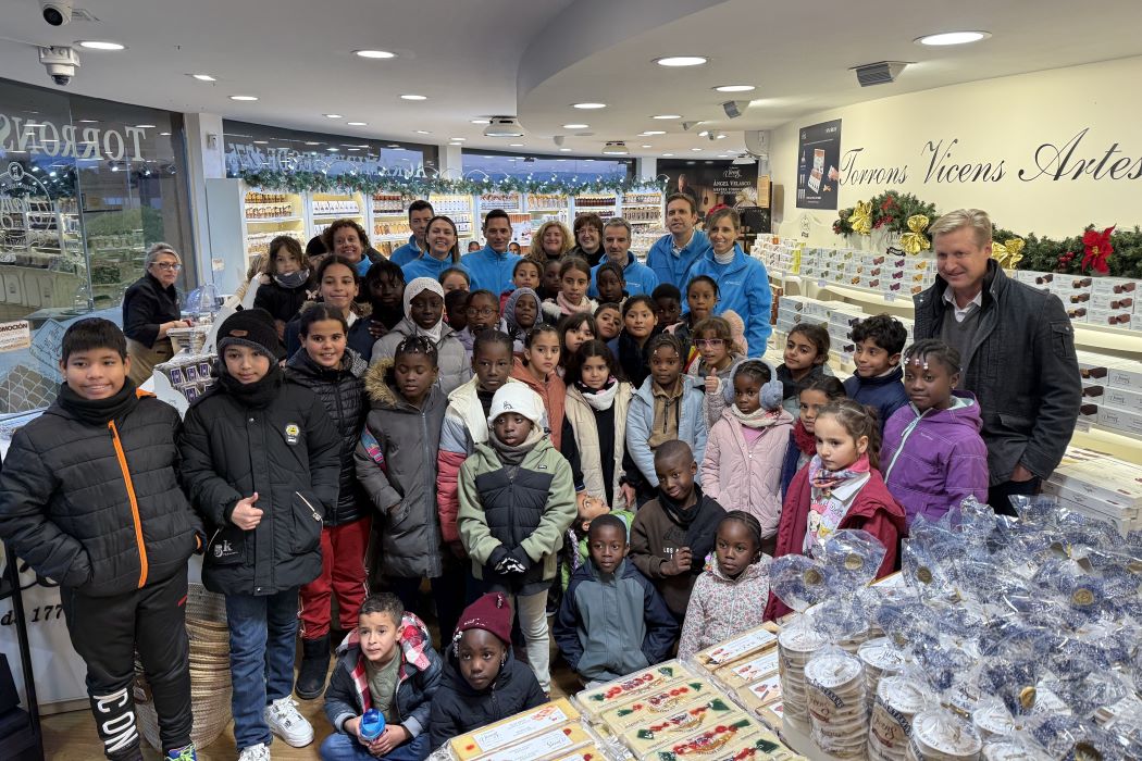 Niños y niñas de Caritas Cervera en la tienda de Torrons Vicens.