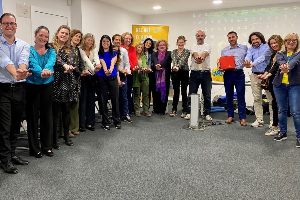 Participantes del taller RCP en semicírculo simulando una reanimación pulmonar