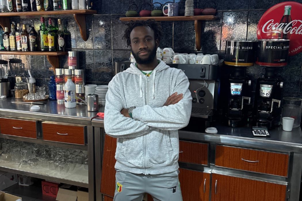 Malle Sy darrere de la barra del seu restobar, Cafè Gopee