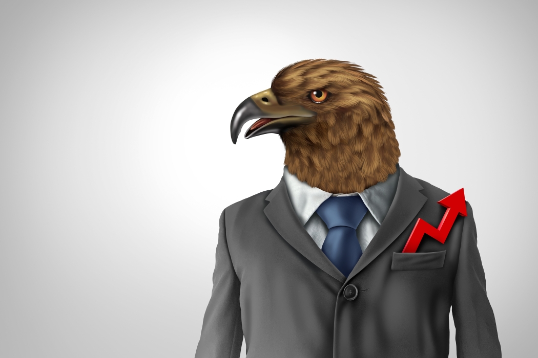 Un falcó amb un vestit jaqueta iuna gràfica a l'alça que li surt de la butxaca representa els falcons en la política monetària