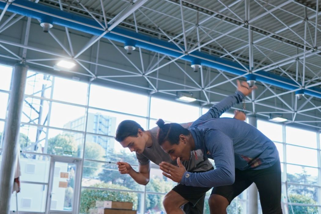 Eduardo Uceda i el seu guia entrenen en una instal·lació d'atletisme