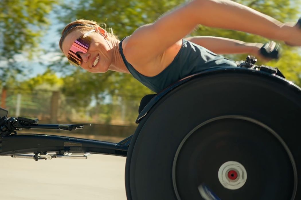 Eva Moral, atleta paralímpica, entrenando en silla de ruedas en un circuito exterior