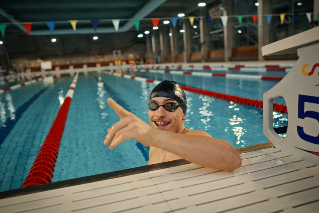 Íñigo Llopis entrena en una piscina olímpica