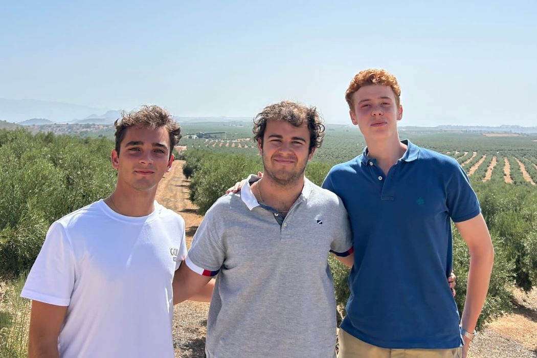 Els fundadors d’Agro4Data posen al camp