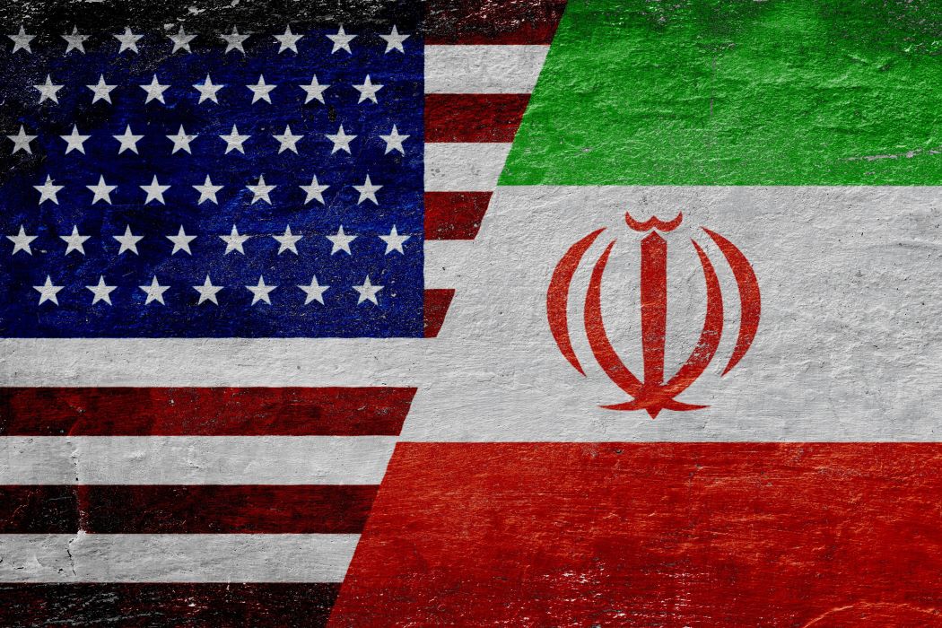 Bandera de Estados Unidos y bandera de Irán sobre un muro