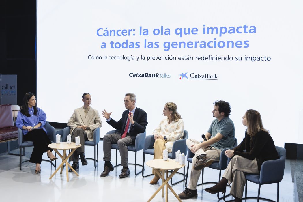 Diverses persones assegudes en una taula rodona participen en el CaixaBank Talk centrat en la prevenció del càncer