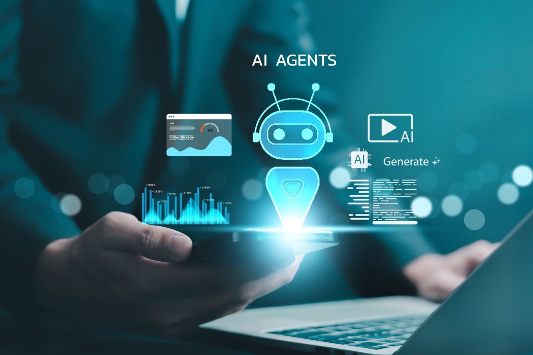 Un home de negocis sosté un telèfon mòbil del qual surt un robot identificat com a agent d’IA