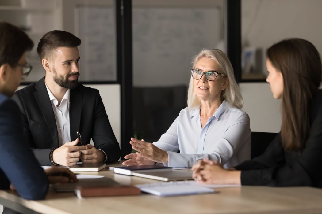 Imatge de diversos membres d’una família muntant l’oficina de la seva empresa.