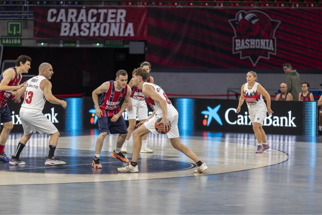 Imatge de diverses persones durant el YouPlay de CaixaBank al Buesa Arena.