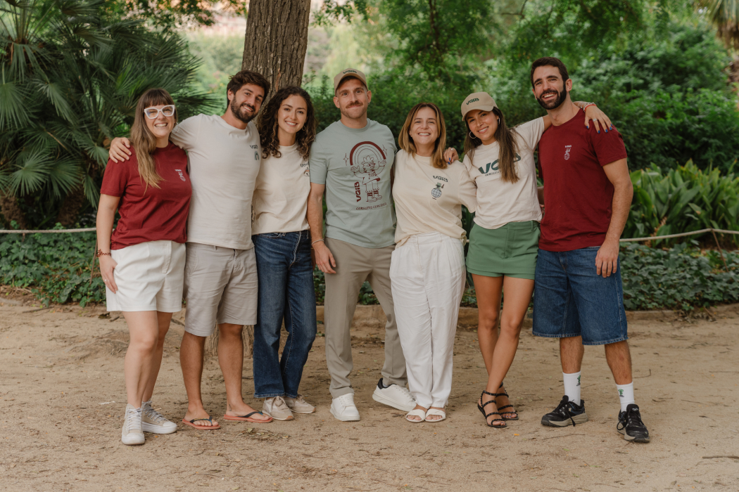 El grup de treballadors de vaib al costat dels seus fundadors