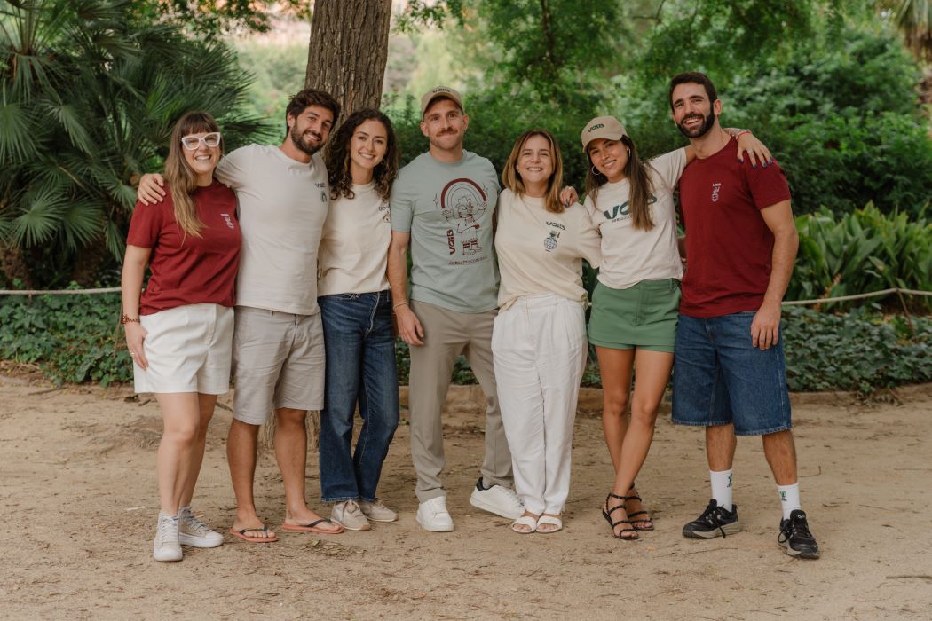 El grup de treballadors de vaib al costat dels seus fundadors