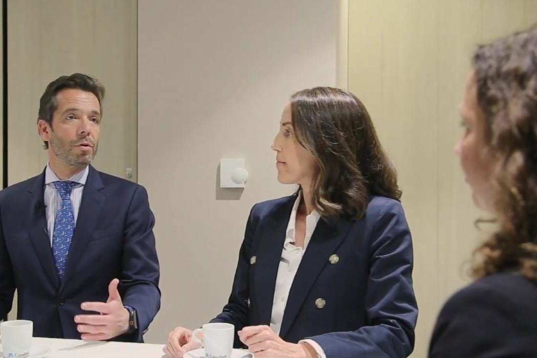 David Manso, a l’esquerra, Carmen Lumbreras, al centre, i Ana Palomares, a la dreta, durant una conversa centrada en les conseqüències del conflicte de l’Iran per a les borses i els bons