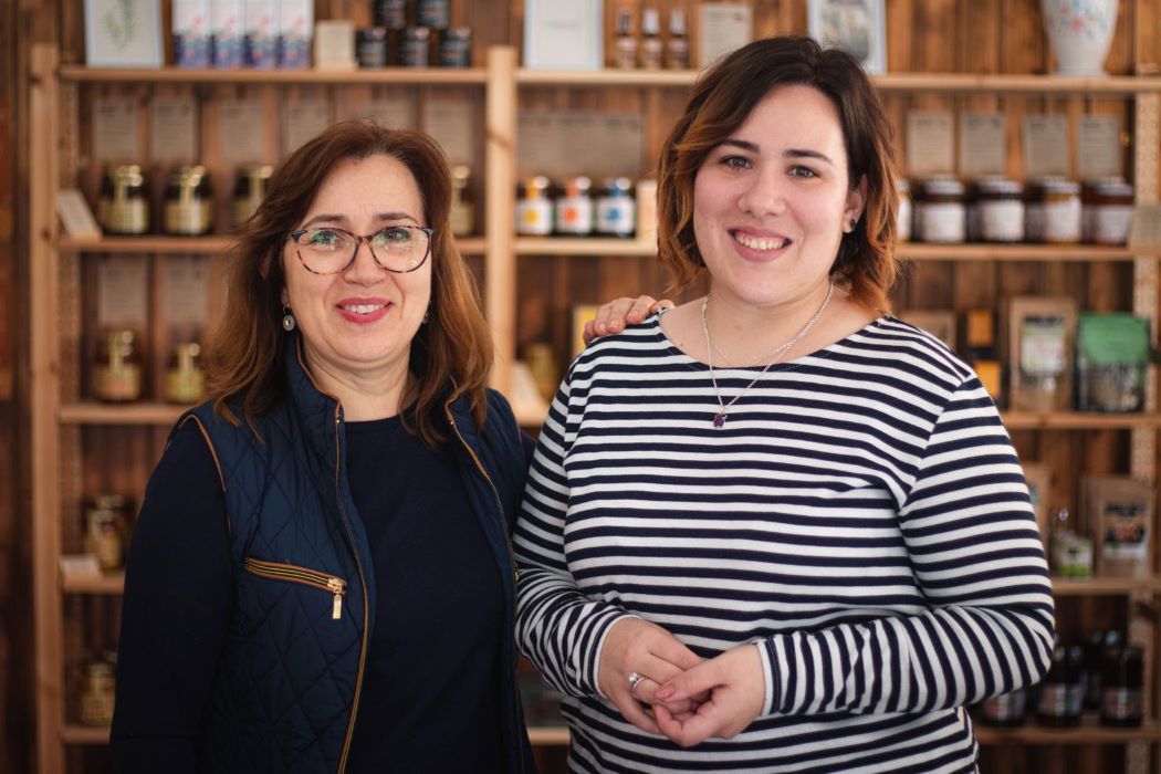 Sara Escobar (dreta) al costat de la seva mare, Manuela Carmona (esquerra), fundadores de Melnatur.