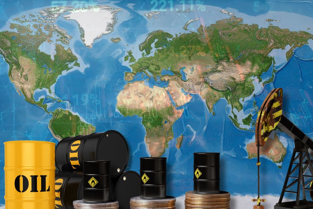 Mapa del mundo con barriles de petróleo y una bomba extractora en primer plano, sobre monedas apiladas