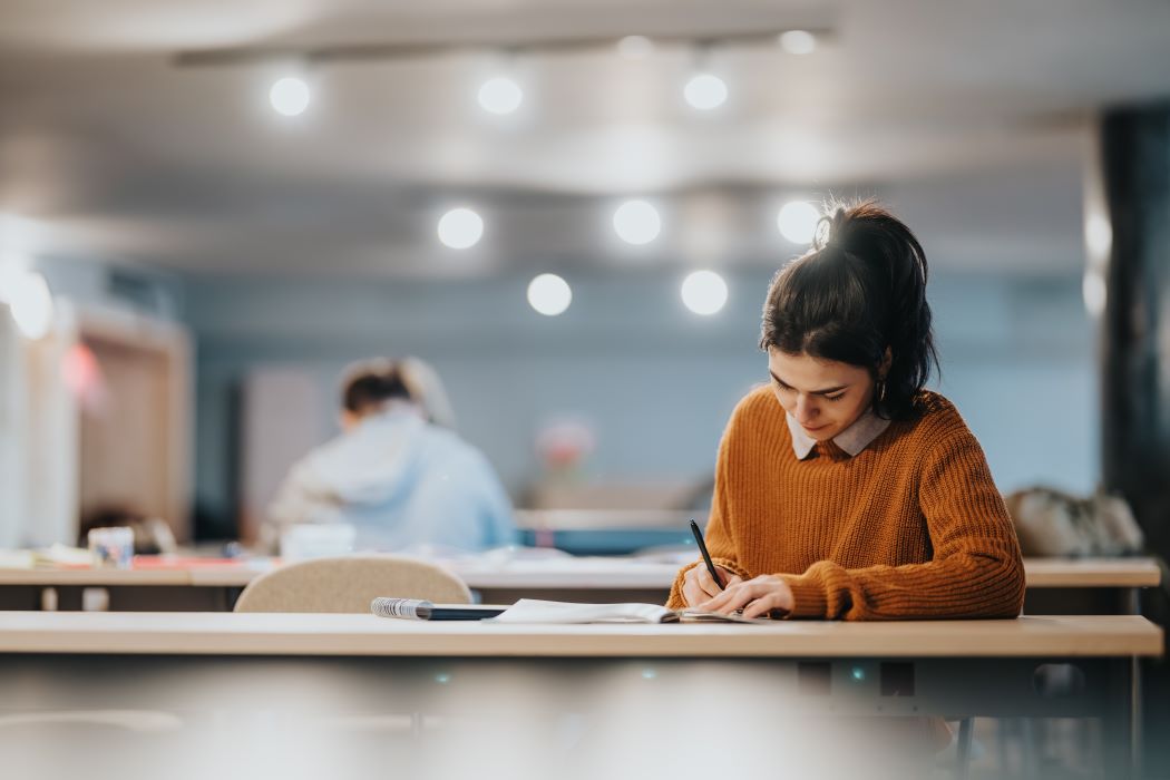 Mujer joven se prepara para el examen de la PAU tras una etapa formativa en Formación Profesional