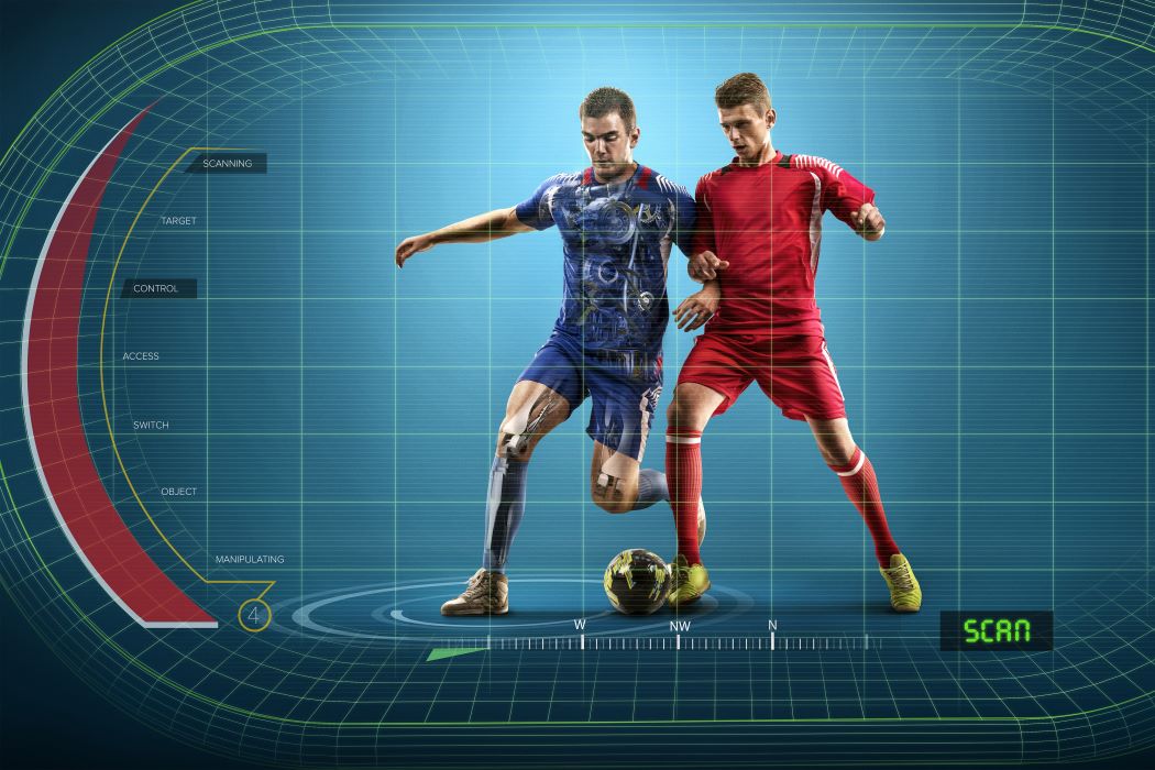 Dos jugadors de futbol disputen la pilota sobre un fons digital amb gràfics, simulant anàlisi tecnològica del joc.