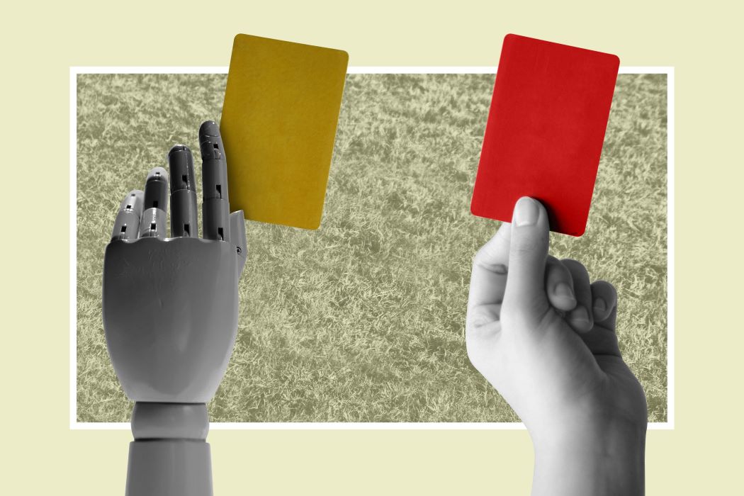 Mano robótica mostrando tarjeta amarilla frente a mano humana con tarjeta roja sobre fondo de campo de fútbol, concepto de arbitraje con IA en competición deportiva