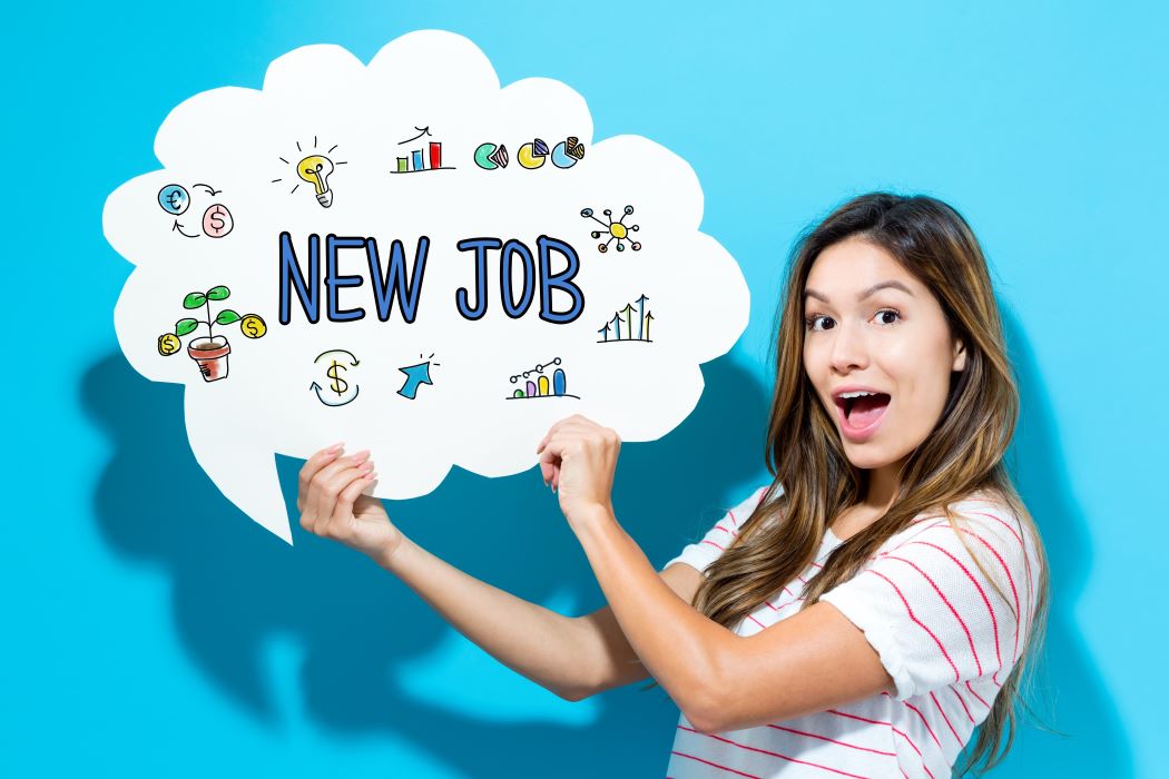 Persona sosteniendo un bocadillo con el texto “NEW JOB” y dibujos relacionados con empleo, crecimiento profesional y oportunidades laborales sobre fondo azul