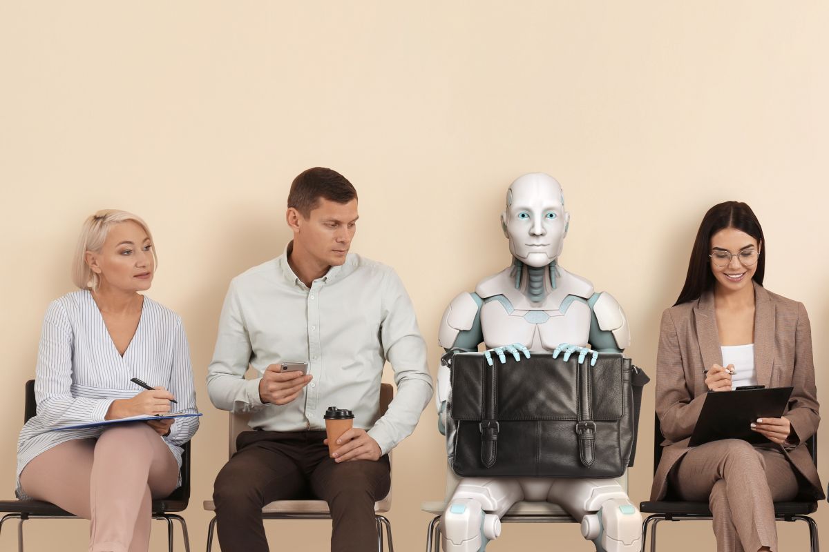 Robot humanoide sentado entre varias personas en una sala de espera, sosteniendo un maletín, simbolizando el impacto de la inteligencia artificial en el empleo.
