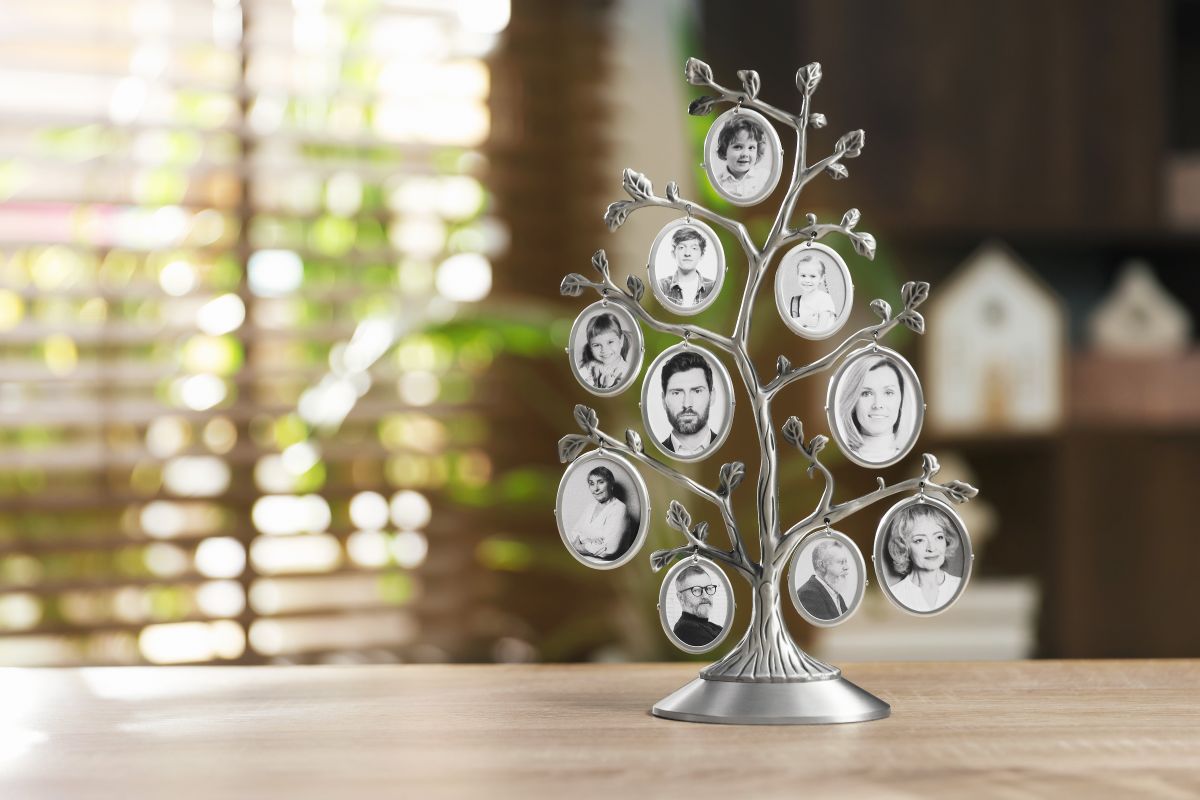 Árbol genealógico decorativo de sobremesa con varios retratos familiares enmarcados, representando la historia y el legado de una familia
