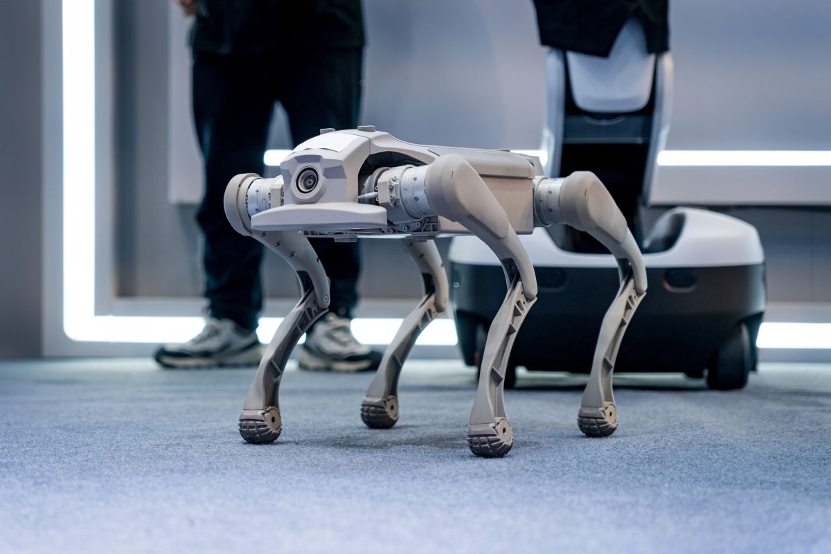 Un robot mascota en una fira de robòtica intel·ligent
