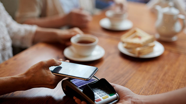 Amb un telèfon NFC i una app que contingui les dades bancàries n'hi ha prou per fer pagaments amb el telèfon mòbil en establiments compatibles