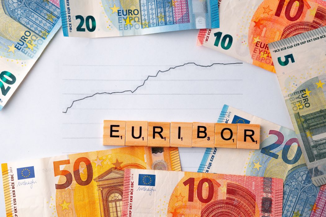  Un rètol mostra la llegenda ‘euríbor’ envoltat de monedes i bitllets d'euro.