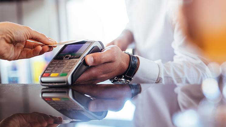 Cómo evitar fraudes con la tarjeta de crédito en verano