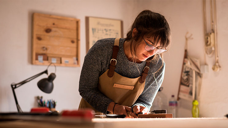 Emprenedora treballant en un taller de fusteria