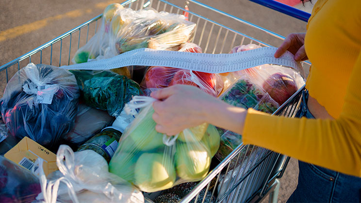 Cómo y dónde solicitar el cheque de 200 euros para familias vulnerables